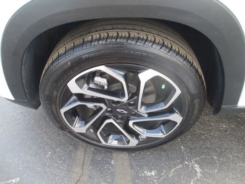 Used 2025 Chevrolet Trax RS w/ Driver Confidence Package FWD image 15