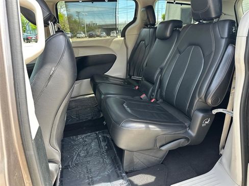 Used 2018 Chrysler Pacifica Touring-L FWD image 10