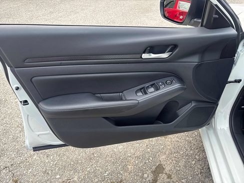 Used 2025 Nissan Altima 2.5 SV FWD image 9