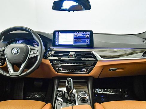 Certified 2022 BMW 530e w/ Premium Package image 15