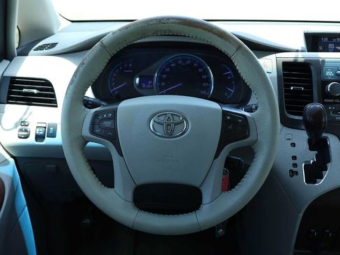 Used 2014 Toyota Sienna XLE FWD image 15