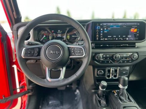 Used 2025 Jeep Wrangler Unlimited Sahara w/ Safety Group AWD/4WD image 12