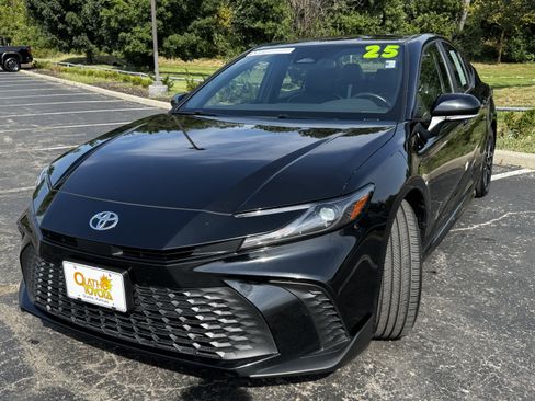 Used 2025 Toyota Camry SE FWD image 23
