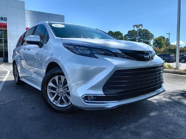 Certified 2024 Toyota Sienna XLE FWD image 2