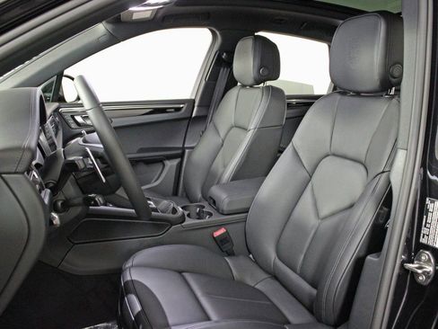 Certified 2025 Porsche Macan AWD/4WD image 5