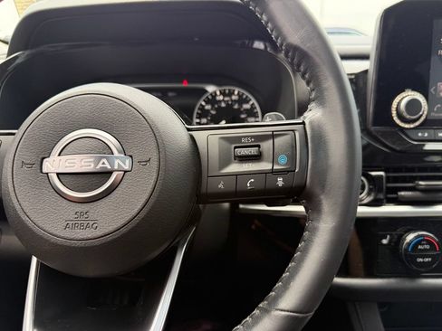 Used 2022 Nissan Pathfinder SV w/ SV Premium Package FWD image 12