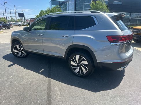 Used 2024 Volkswagen Atlas SEL AWD/4WD image 2