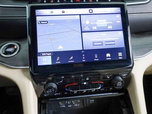 Used 2024 Jeep Grand Cherokee Limited w/ Black Appearance Package image 26