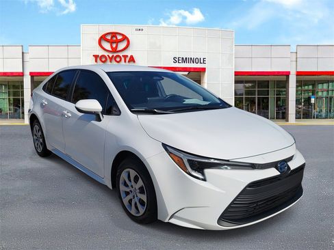 Used 2023 Toyota Corolla LE image 2