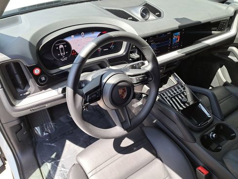 Certified 2025 Porsche Cayenne Coupe AWD/4WD image 4