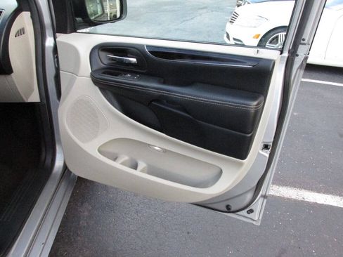 Used 2017 Dodge Grand Caravan SXT FWD image 31