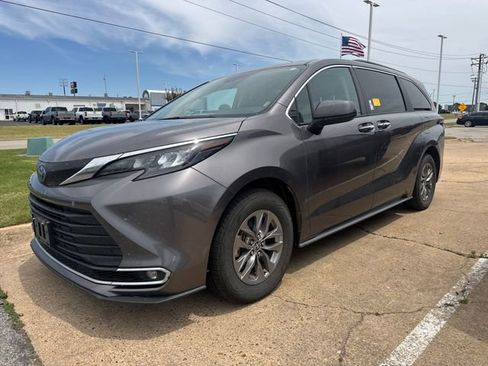 Used 2024 Toyota Sienna XLE FWD image 1