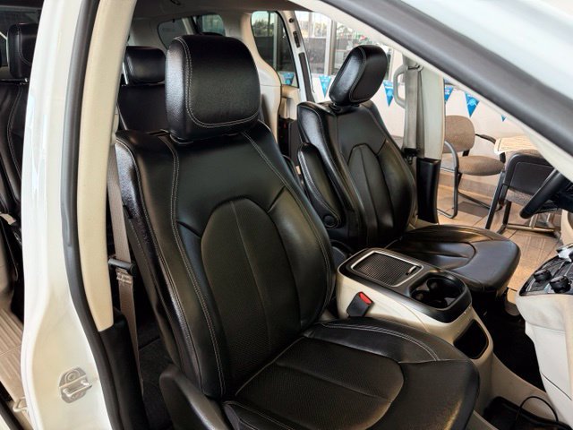 Used 2022 Chrysler Pacifica Touring-L w/ Uconnect Theater Family Group FWD image 28