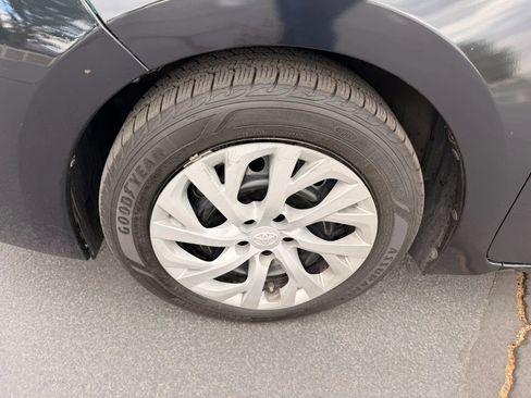 Used 2018 Toyota Corolla LE FWD image 19