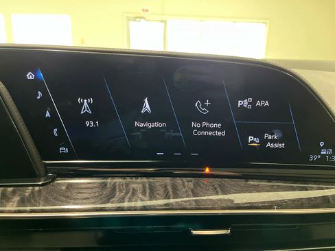 Used 2023 Cadillac Escalade Premium Luxury image 35