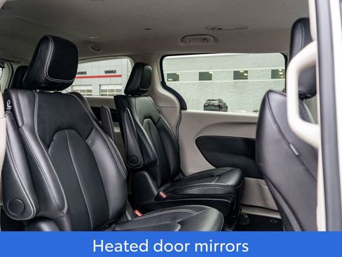 Used 2024 Chrysler Pacifica Select image 15