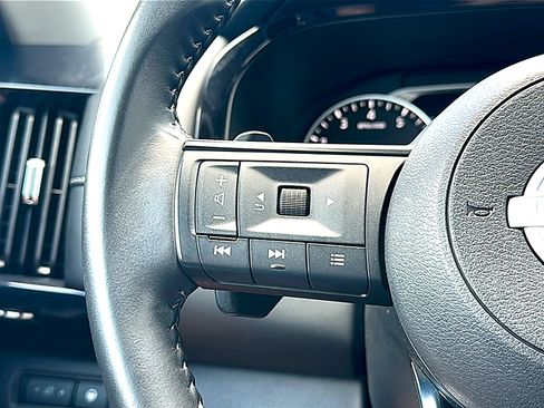 Used 2025 Nissan Pathfinder SV FWD image 28