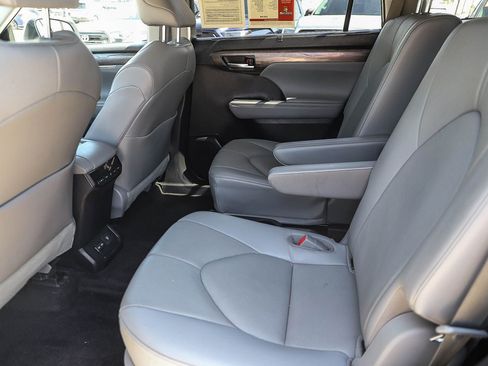 Used 2023 Toyota Highlander Limited FWD image 18