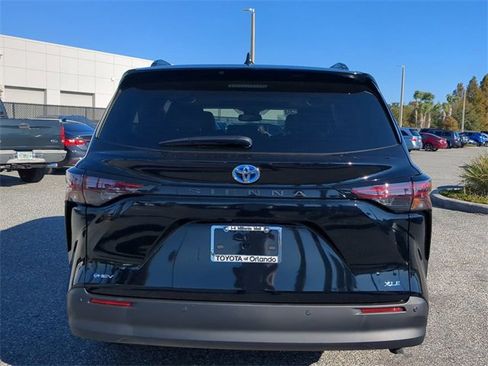 New 2026 Toyota Sienna XLE image 5