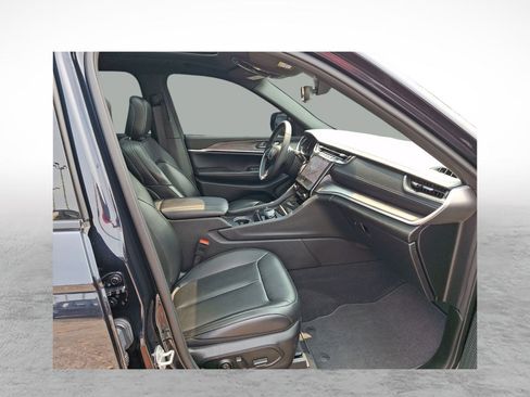 Used 2024 Jeep Grand Cherokee Limited w/ Black Appearance Package AWD/4WD image 11