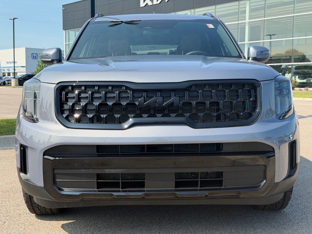 Used 2025 Kia Telluride AWD image 2