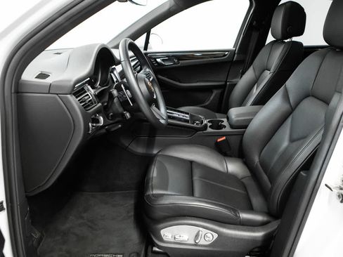 Certified 2025 Porsche Macan AWD/4WD image 18