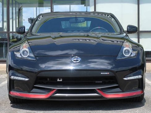 Used 2019 Nissan 370Z NISMO RWD image 2