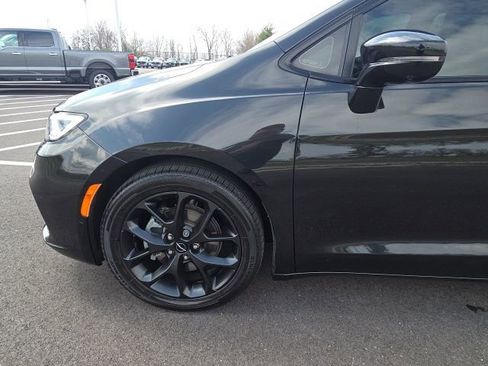 Used 2023 Chrysler Pacifica Limited w/ Uconnect Theater Family Group image 18