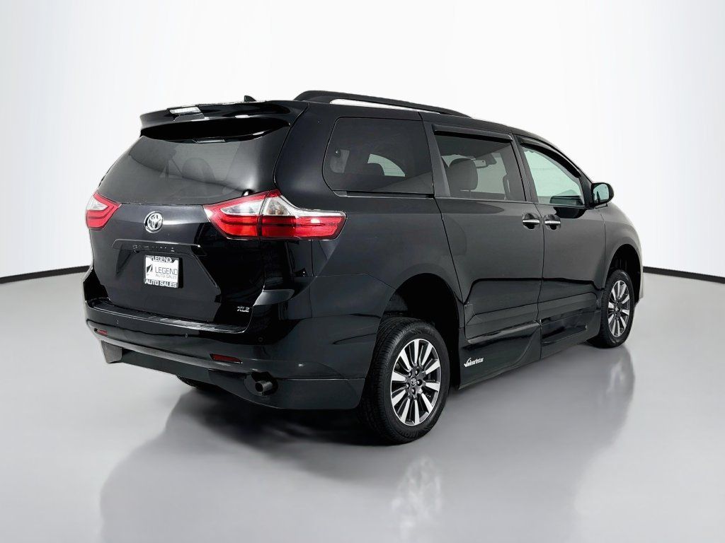 Used 2018 Toyota Sienna Limited FWD image 6