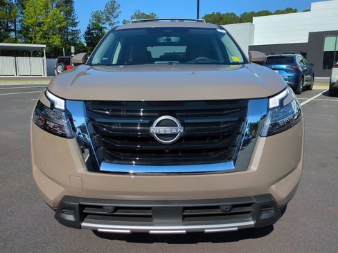 Used 2024 Nissan Pathfinder Platinum FWD image 9