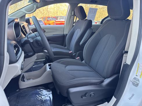 Used 2024 Chrysler Voyager LX image 5