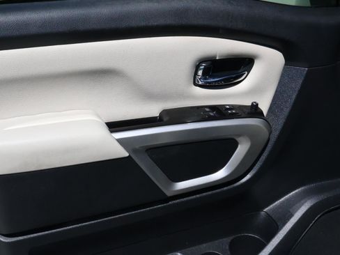 Used 2020 Nissan Titan SV w/ SV Convenience Package image 14