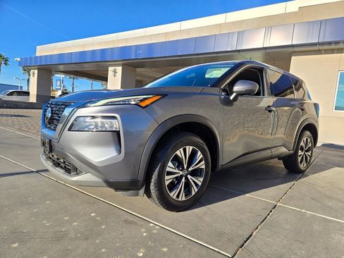 Used 2021 Nissan Rogue SV image 2