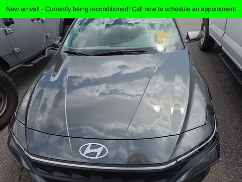 Used 2024 Hyundai Elantra SE FWD image 2