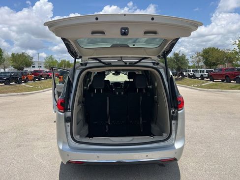 Used 2023 Chrysler Pacifica Touring-L FWD image 30