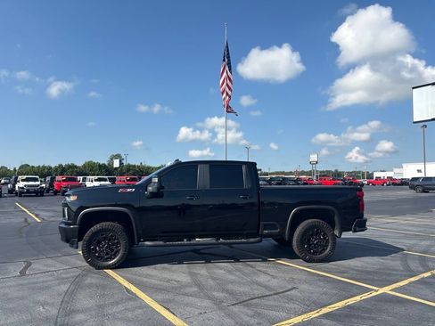 Used 2023 Chevrolet Silverado 2500 LT w/ Midnight Edition AWD/4WD image 2