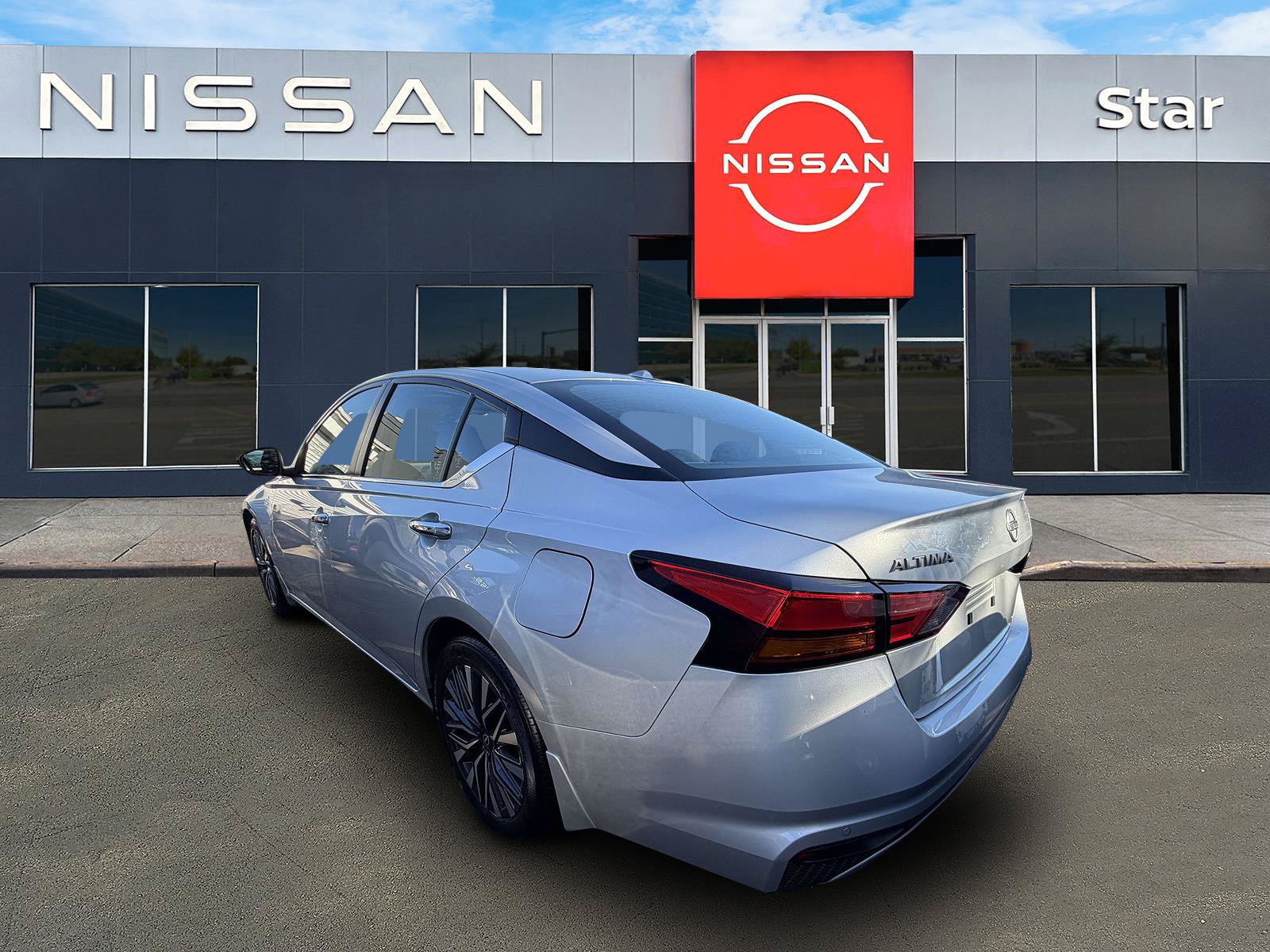 Used 2024 Nissan Altima 2.5 SV FWD image 3