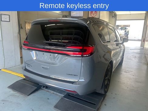Used 2025 Chrysler Pacifica Limited FWD image 8