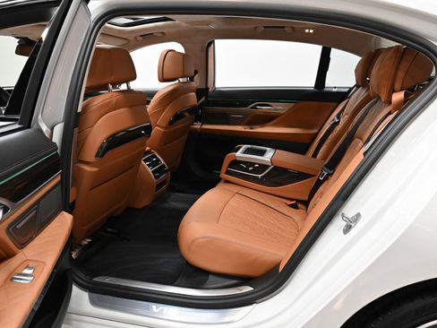 Used 2022 BMW M760i xDrive w/ Luxury Rear Seating Package image 31