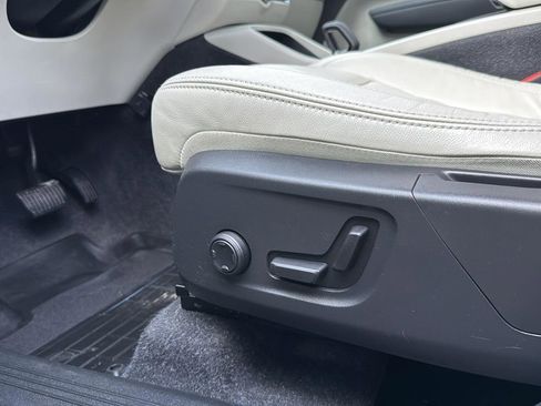 Used 2022 Volvo XC40 T5 Momentum w/ Premium Package image 11