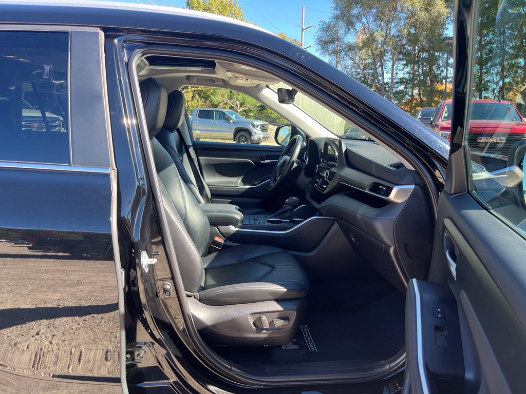 Used 2023 Toyota Highlander XLE AWD/4WD image 41