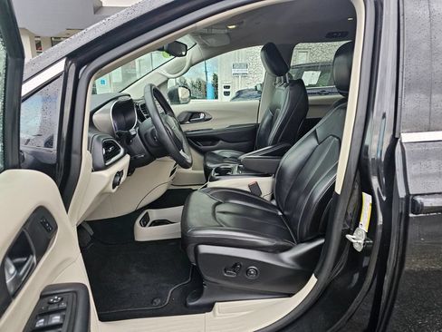 Used 2023 Chrysler Pacifica Touring-L FWD image 17