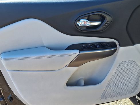 Used 2019 Jeep Cherokee Limited image 12