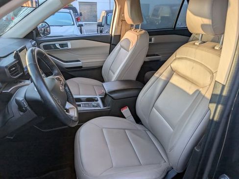 Used 2022 Ford Explorer XLT w/ Equipment Group 202A image 5