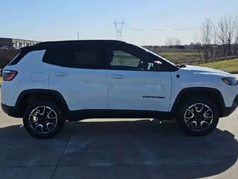 Used 2024 Jeep Compass Trailhawk image 9