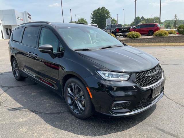 Certified 2024 Chrysler Pacifica Touring-L w/ Uconnect Theater Family Group FWD image 1