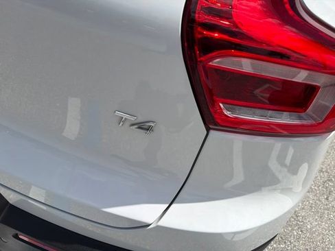 Used 2020 Volvo XC40 T4 Momentum FWD image 4