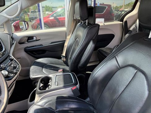 Used 2018 Chrysler Pacifica Limited image 16