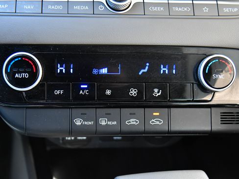 Used 2024 Hyundai Elantra SEL image 24