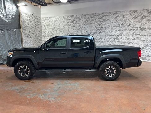 Used 2017 Toyota Tacoma TRD Off-Road image 4